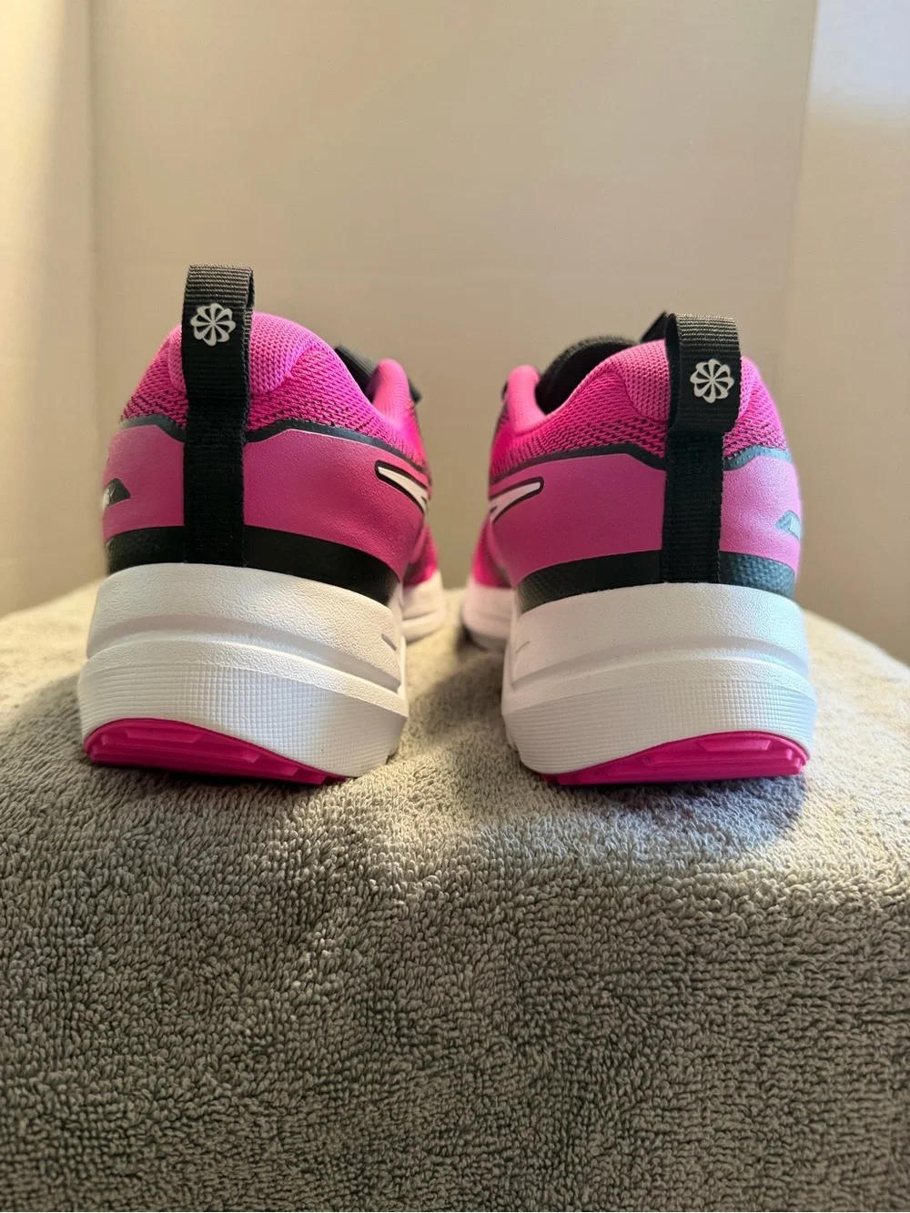 Nike Cosmic Runner Hot Pink/Black Sneakers Size 6.5Y NWOT-no box